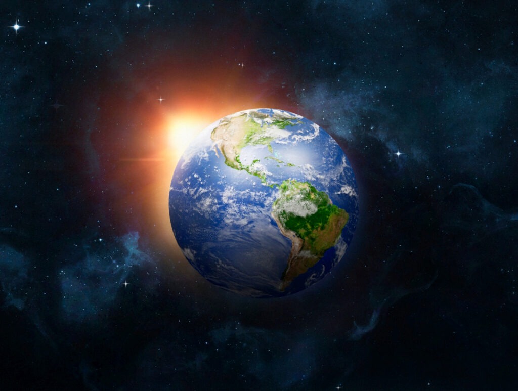 le soleil éclairant la terre suspendue dans l'espace