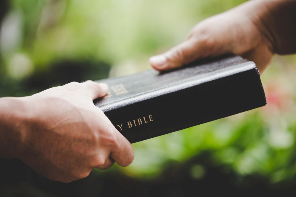 la bible qui passe d'une main à une autre